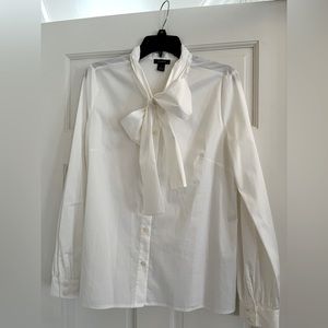 Halogen size M 73% cotton 23% polyester 4% elastine machine washable blouse.